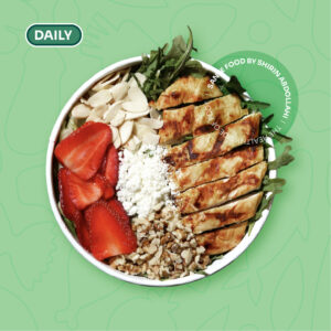 سالاد روکولا توت‌فرنگی با مرغ گریل